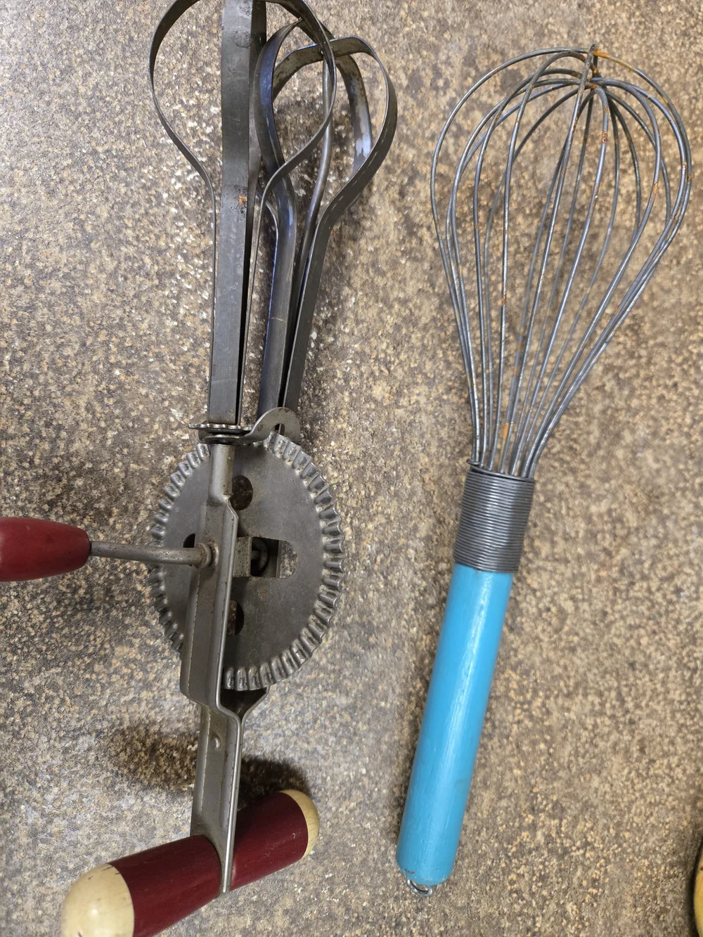 Red Handle Beater Blue Hand Whisk - Classic Kitchen Whisk